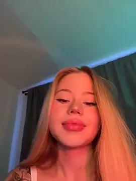 Snapshot of curchez_ chatting on 01.17.25 curchez online show from 01.17.25