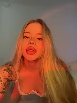 Snapshot of curchez_ chatting on 02.27.25 curchez online show from 02.27.25