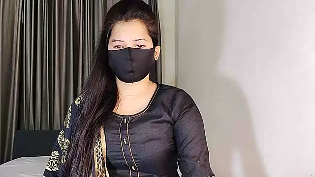 YourLovelyQueen online show from 01.13.25