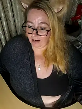 Snapshot of Iceprincess2bad4u chatting on 11.03.25 Iceprincess2bad4u online show from 11.03.25