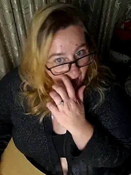 Snapshot of Iceprincess2bad4u chatting on 11.10.25 Iceprincess2bad4u online show from 11.10.25