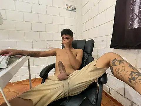 Snapshot of Max_TheHorseDick chatting on 05.14.26 Max TheHorseDick online show from 05.14.26