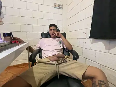 Snapshot of Max_TheHorseDick chatting on 05.17.26 Max TheHorseDick online show from 05.17.26