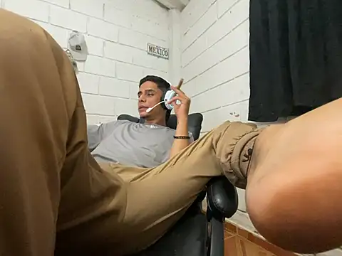 Snapshot of Max_TheHorseDick chatting on 05.27.26 Max TheHorseDick online show from 05.27.26