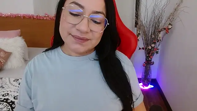 Snapshot of lucy_luu_ chatting on 01.04.25 lucy luu online show from 01.04.25