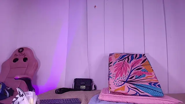 Snapshot of raven_lilith_ chatting on 10.17.25 raven lilith online show from 10.17.25