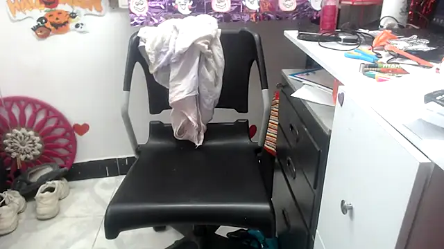 Snapshot of karlythoth@xh chatting on 09.27.25 karlythothxh online show from 09.27.25