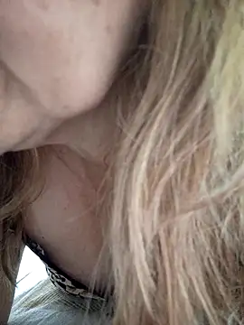 Snapshot of sua_sub_ chatting on 11.23.25 sua sub online show from 11.23.25