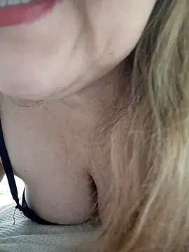 Snapshot of sua_sub_ chatting on 11.25.25 sua sub online show from 11.25.25