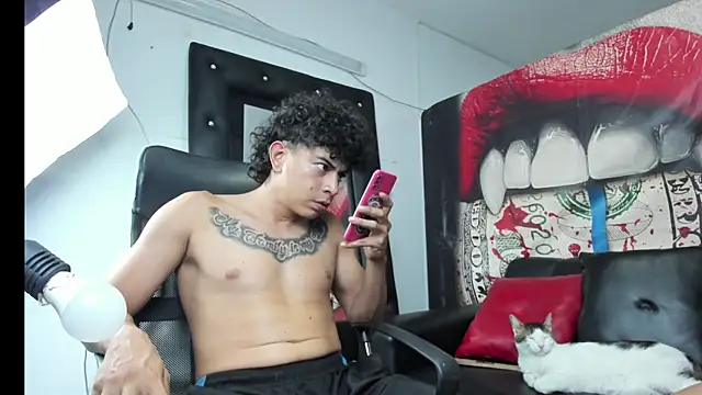 Snapshot of Strongernastyx chatting on 01.28.25 Strongernastyx online show from 01.28.25