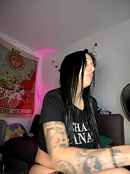 Snapshot of kiaraglam2 chatting on 10.15.25 kiaraglam2 online show from 10.15.25