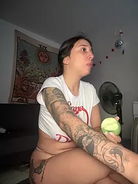 Snapshot of kiaraglam2 chatting on 11.08.25 kiaraglam2 online show from 11.08.25