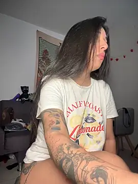 Snapshot of kiaraglam2 chatting on 11.21.25 kiaraglam2 online show from 11.21.25