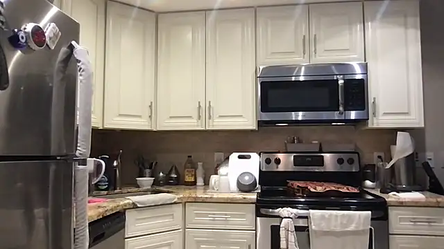 Snapshot of BigGuyMuscle chatting on 02.17.26 BigGuyMuscle online show from 02.17.26