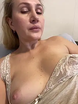 Snapshot of YourBlondee chatting on 12.12.24 YourBlondee online show from 12.12.24