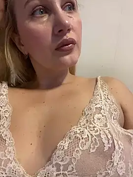 Snapshot of YourBlondee chatting on 12.24.24 YourBlondee online show from 12.24.24