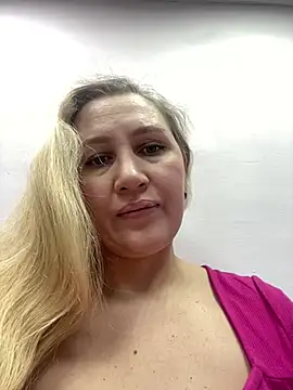 Snapshot of YourBlondee chatting on 01.25.25 YourBlondee online show from 01.25.25
