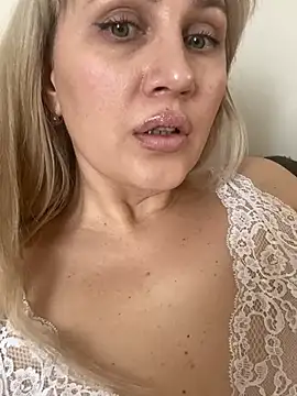 Snapshot of YourBlondee chatting on 03.12.25 YourBlondee online show from 03.12.25