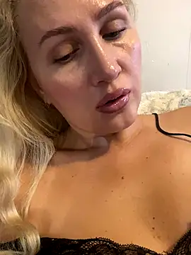 Snapshot of YourBlondee chatting on 10.23.25 YourBlondee online show from 10.23.25