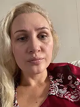 Snapshot of YourBlondee chatting on 10.30.25 YourBlondee online show from 10.30.25