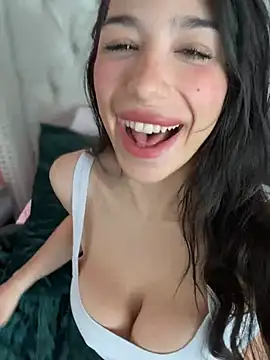 Snapshot of LoveLillyy chatting on 01.04.25 LoveLillyy online show from 01.04.25