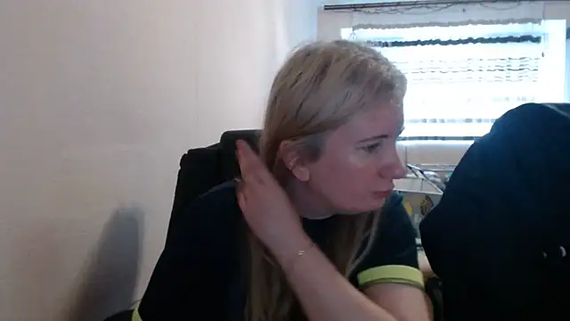 Snapshot of PeterAndJen chatting on 06.05.26 PeterAndJen online show from 06.05.26