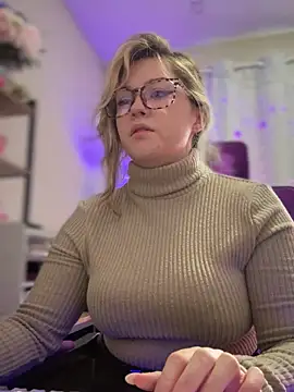 Snapshot of JennKenobi chatting on 02.13.25 JennKenobi online show from 02.13.25