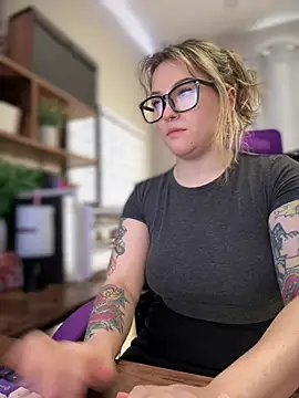 Snapshot of JennKenobi chatting on 02.19.25 JennKenobi online show from 02.19.25