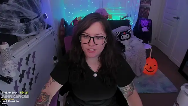 Snapshot of JennKenobi chatting on 10.28.25 JennKenobi online show from 10.28.25