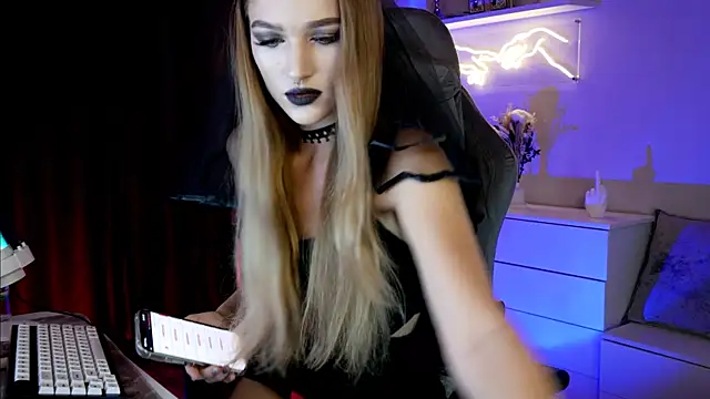 Snapshot of MrsTenderBeast chatting on 03.07.25 MrsTenderBeast online show from 03.07.25