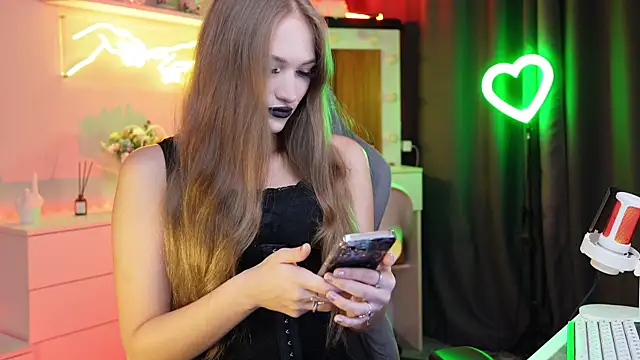 Snapshot of MrsTenderBeast chatting on 10.10.25 MrsTenderBeast online show from 10.10.25