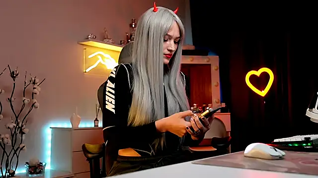 Snapshot of MrsTenderBeast chatting on 10.24.25 MrsTenderBeast online show from 10.24.25