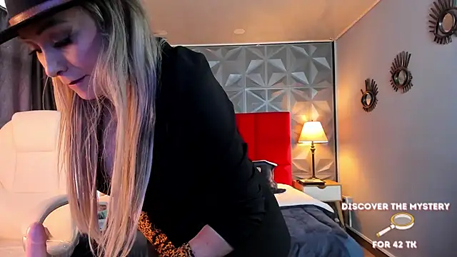 Snapshot of Holly_madison_ chatting on 02.23.25 Holly madison online show from 02.23.25