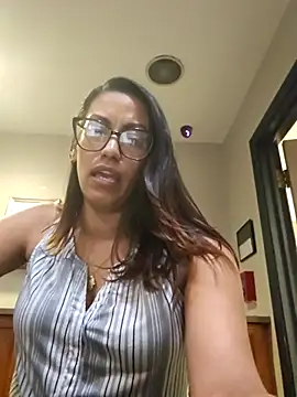 Snapshot of Nikkierosee chatting on 03.14.25 Nikkierosee online show from 03.14.25