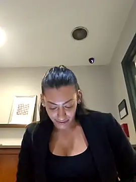 Snapshot of Nikkierosee chatting on 03.15.25 Nikkierosee online show from 03.15.25