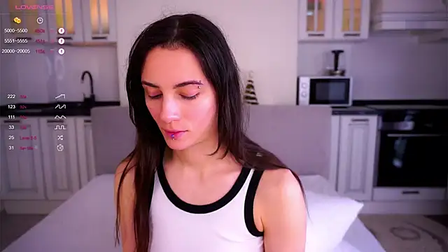 Holla Molly online show from 02.20.25