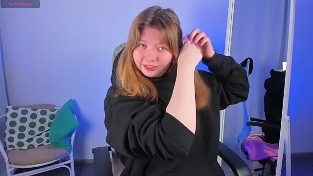 Snapshot of Vivian_cutie chatting on 02.05.25 Vivian cutie online show from 02.05.25