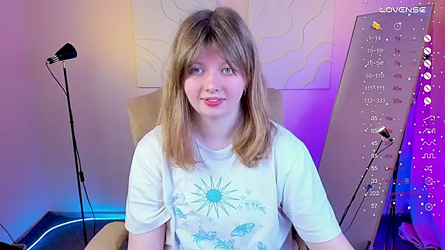 Snapshot of Vivian_cutie chatting on 02.21.25 Vivian cutie online show from 02.21.25