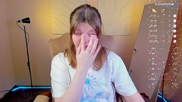 Snapshot of Vivian_cutie chatting on 02.27.25 Vivian cutie online show from 02.27.25