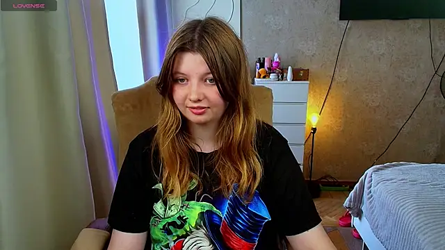 Snapshot of Vivian_cutie chatting on 09.17.25 Vivian cutie online show from 09.17.25