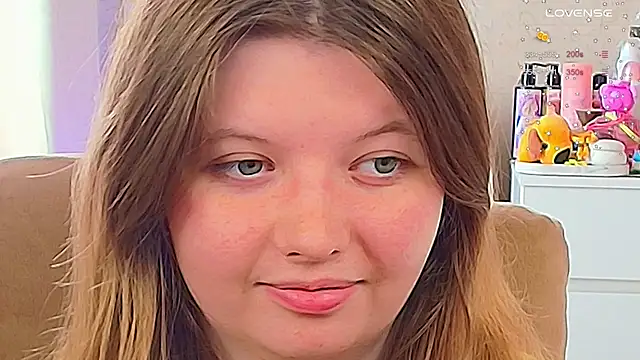 Snapshot of Vivian_cutie chatting on 09.28.25 Vivian cutie online show from 09.28.25