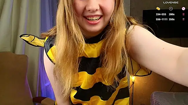 Snapshot of Vivian_cutie chatting on 10.31.25 Vivian cutie online show from 10.31.25