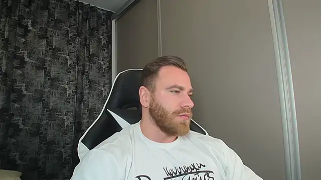 Snapshot of Thori92 chatting on 12.17.24 Thori92 online show from 12.17.24