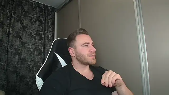 Snapshot of Thori92 chatting on 01.05.25 Thori92 online show from 01.05.25