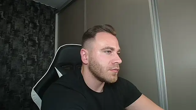 Snapshot of Thori92 chatting on 01.10.25 Thori92 online show from 01.10.25