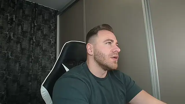 Snapshot of Thori92 chatting on 01.11.25 Thori92 online show from 01.11.25