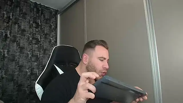 Snapshot of Thori92 chatting on 01.12.25 Thori92 online show from 01.12.25