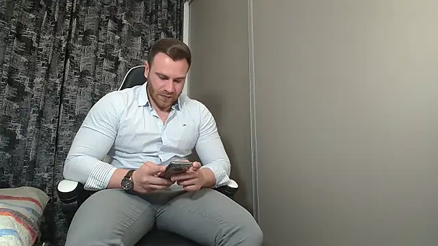 Snapshot of Thori92 chatting on 02.10.25 Thori92 online show from 02.10.25