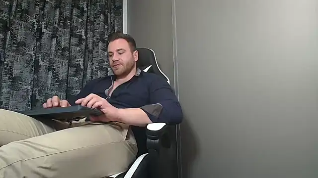 Snapshot of Thori92 chatting on 02.11.25 Thori92 online show from 02.11.25