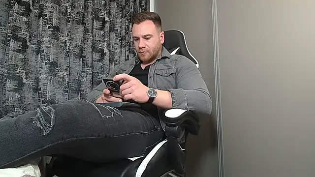 Snapshot of Thori92 chatting on 02.14.25 Thori92 online show from 02.14.25